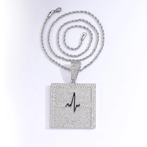 Collier hip hop argenté avec pendentif carré serti de strass et motif d'électrocardiogramme