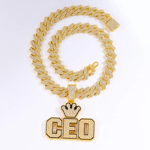 Pendentif CEO avec couronne et strass sur une chaîne cubaine dorée de style hip hop