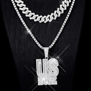 Détail de l'ensemble chaîne cubaine et tennis hip-hop argent avec pendentif US BOYZ