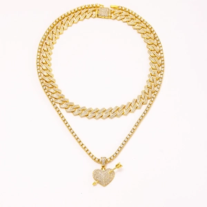 Goldene Iced Out Panzerkette und Tenniskette mit funkelndem Herzanhänger für Herren