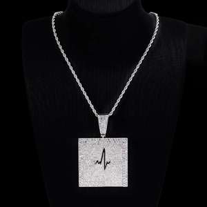 Collier hip hop avec pendentif carré serti de cristaux et motif de ligne de rythme cardiaque