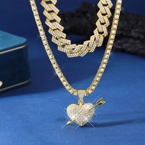 Hip-Hop-Herzanhänger mit Pfeil und goldener kubanischer Kette mit glänzenden Kristallen
