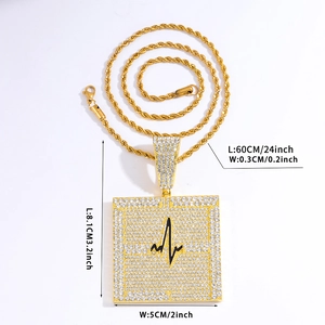 Détail du pendentif carré hip hop avec ligne de battement de cœur et dimensions