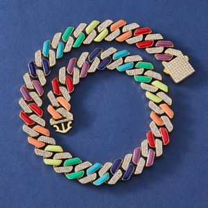 Hip hop Cubaanse schakelketting met kleurrijk glazuur en kristallen op donkerblauw