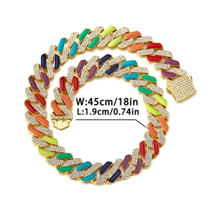 Detail van regenboog emaille Cubaanse ketting met maat 45cm lengte en 1,9cm breedte