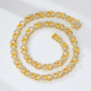 Détail du collier chaîne cubaine dorée avec maillons en huit et strass blancs