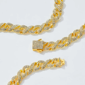Détail d'une chaîne cubaine dorée avec strass sertis et maillon infini au style hip-hop