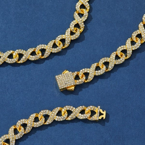 Détail de la chaîne infinity dorée ornée de strass étincelants en sertissage pavé