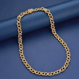 Vue détaillée de la chaîne cubaine infinity dorée sertie de zircons blancs brillants