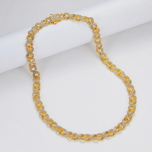 Détail du collier cubain doré avec maillons en forme de 8 et pierres scintillantes