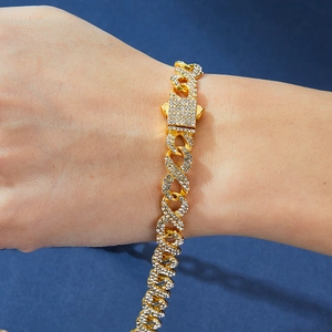 Bracelet Cuban Link plaqué or style hip hop avec strass étincelants porté au poignet