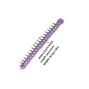 Gros plan d'un bracelet gourmette violet de 2,4 cm de large avec dimensions et poids