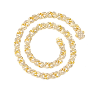 Détail du collier chaîne à maillons infini doré serti de cristaux brillants