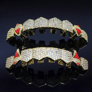 Σετ χρυσά hip hop grillz με ζιργκόν και κόκκινες λεπτομέρειες σμάλτου σε πολυτελές στυλ