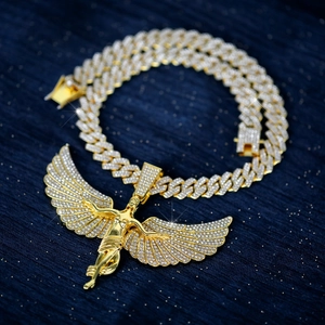 Collier hip hop doré avec grand pendentif aile d'ange et chaîne cubaine sertie