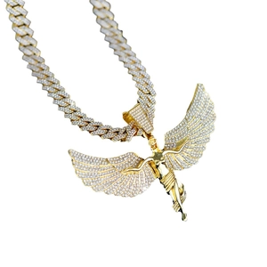 Chaîne cubaine hip-hop dorée avec pendentif ange étincelant serti de cristaux brillants