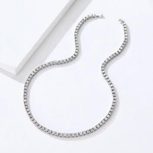 Collar tennis de plata con circonitas cúbicas blancas redondas engastadas en pavé