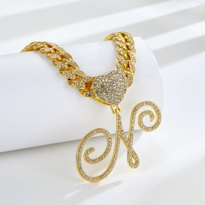 Détail du collier chaîne cubaine hip-hop avec pendentif cœur givré et lettre N
