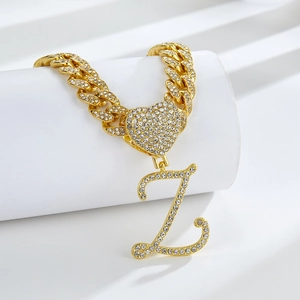 Détail du collier chaîne cubaine dorée avec cœur glacé et pendentif lettre Z