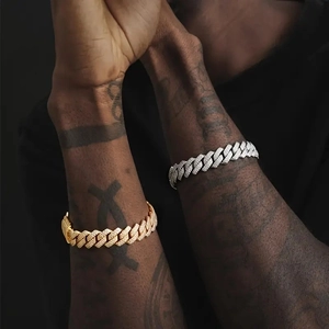Λεπτομερής κοντινή λήψη βραχιολιών Cuban link hiphop σε χρυσό και ασήμι με πέτρες ζιργκόν