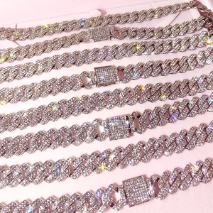 Detalle macro de cadenas de eslabones cubanos plateados con pavé completo de diamantes de imitación
