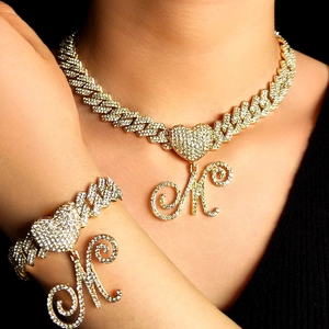 Collier Iced Out Pendentif Lettre Cœur en Strass Maille Gourmette Bijoux Hip Hop pour Hommes Femmes Or Argent Streetwear Personnalisé