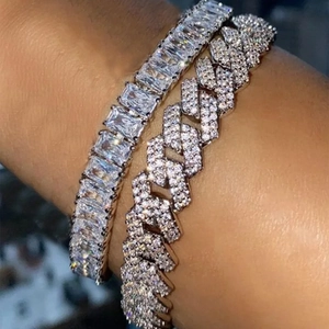 Detalle de pulsera de eslabones cubanos plateados y pulsera tenis con diamantes talla baguette