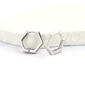 Boucles d'oreilles créoles hexagonales argentées minimalistes avec finition polie