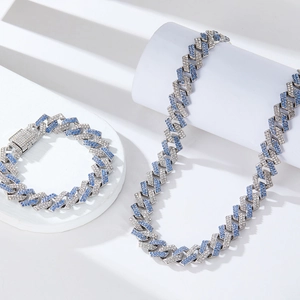 Λεπτομέρεια σετ ασημί κολιέ και βραχιόλι Cuban link με μπλε και λευκά στρας πέτρες