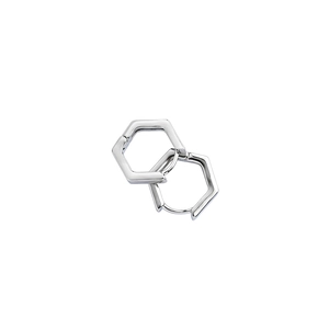 Vue détaillée de boucles d'oreilles hexagonales en argent avec finition miroir polie