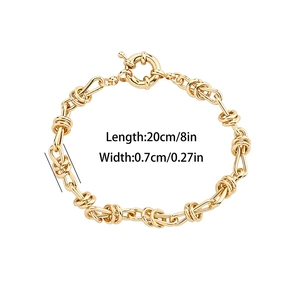 Détail du bracelet chaîne à nœuds dorés montrant le fermoir marin et les dimensions