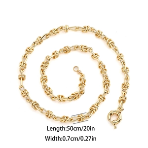 Vue détaillée du collier à maillons dorés montrant une longueur de 50cm et largeur de 0,7cm