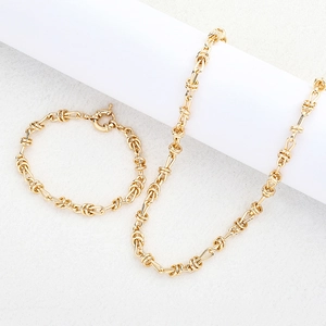 Parure de bijoux dorés à maillons noués comprenant un collier et un bracelet assorti