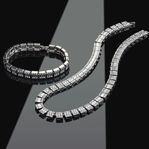 Dettaglio del set di collana e bracciale con zirconi quadrati da 12mm ghiacciati