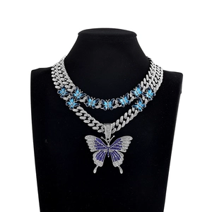 Collier cubain argenté style hip-hop avec strass brillants et pendentifs papillon bleus