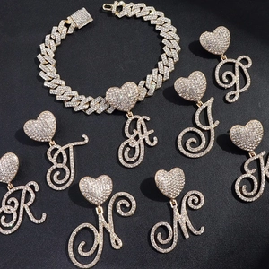 Collier chaîne cubaine dorée avec pendentifs lettres en cœur sertis de strass style hip hop