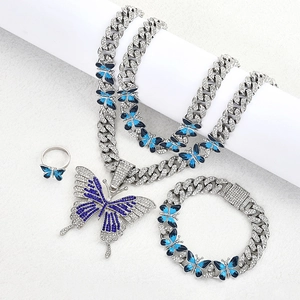 Vue détaillée de l'ensemble de bijoux hiphop avec pendentif papillon bleu et chaînes cubaines