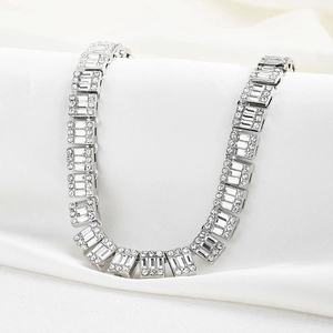 Macro dettaglio della collana hip hop argento con diamanti quadrati 12mm su seta bianca