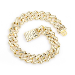 Detailansicht der goldenen Hip-Hop-Kette mit Baguette- und Rundschliff-Zirkonia