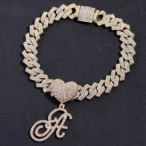 Détail de la chaîne cubaine dorée avec coeur serti et pendentif lettre A style hip hop
