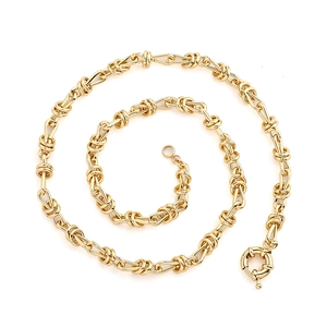 Collier à maillons à double nœud doré avec grand fermoir à ressort sur fond blanc