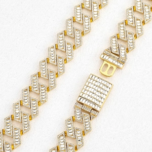 Makroansicht der vergoldeten Cuban-Kette mit Baguette- und Rundschliff-Diamanten