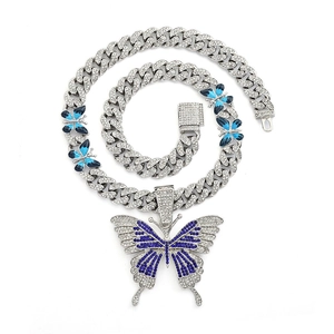 Collier maille cubaine avec pendentifs papillon bleus et strass étincelants pavés