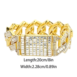 Makro-Detail des goldenen Iced-Out-Cuban-Armbands mit Breite 2,28 cm und Länge 20 cm