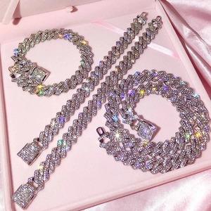 Set de joyería cubana plateada con diamantes en satén rosa y caja regalo