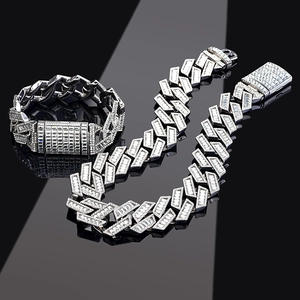 Nahaufnahme der Iced Out Kubanischen Kette und Armband Set mit Silber Zirkonia Steinen