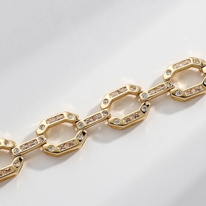 Bracelet gourmette doré de luxe avec maillons octogonaux sertis de zircons cubiques