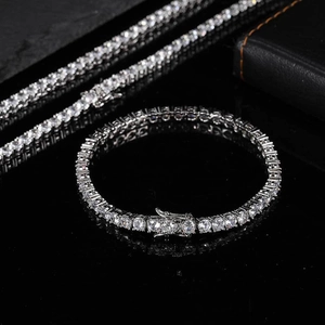 Vue macro d'un bracelet de tennis 4mm avec zircons et fermoir à double sécurité