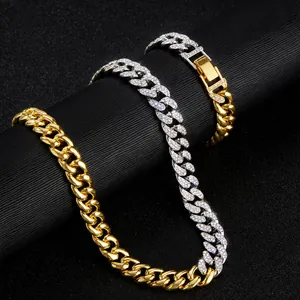 Macro-opname van 13mm tweekleurige Cubaanse ketting met gouden schakels en zilveren diamantaccenten