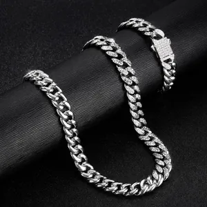 Macro-opname van 13mm Cubaanse schakelketting met gepolijste afwerking en pavé strass